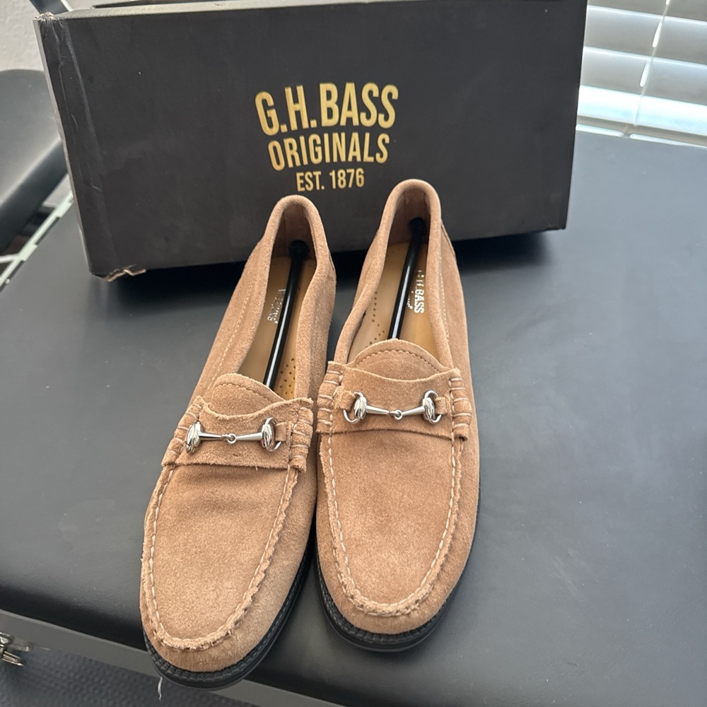 Tan and cream leather loafers with a touch of flair #loafers